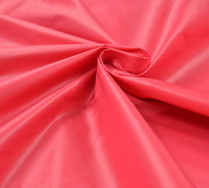 China Tela vermelha/do rosa/amarelo poliéster do tafetá para alinhar a tela do vestuário fornecedor